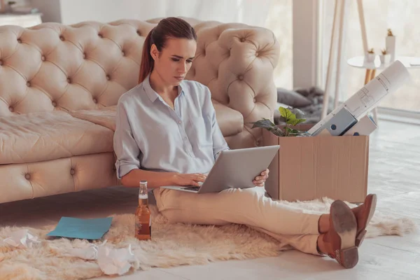 Traurige konzentrierte Frau mit Laptop — Stockfoto