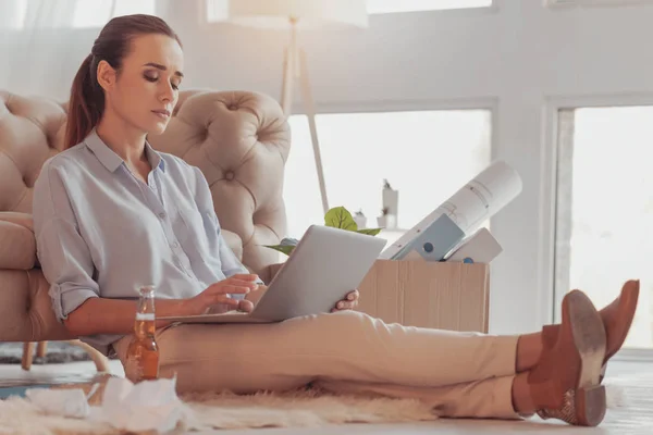 Lunghezza totale della donna occupata che lavora da casa — Foto Stock