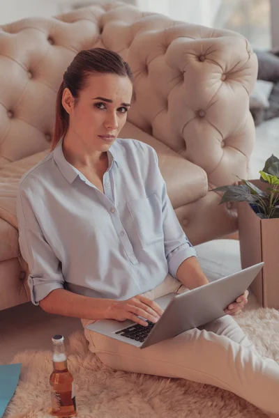 Freelancer sconvolto che lavora con un computer portatile — Foto Stock