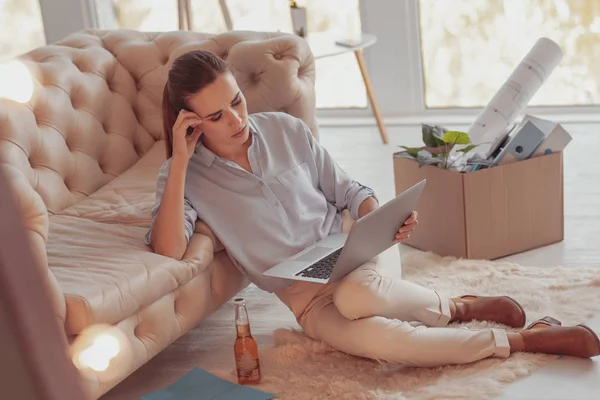 Occupato giovane donna essere attento mentre si lavora con un computer portatile — Foto Stock