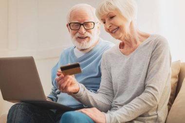 Emekliler indirimler alınırken sosyal kartı alarak birkaç