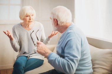 Sevgi dolu emekliler onların yeni gelecek bahçe hakkında tartışıyor