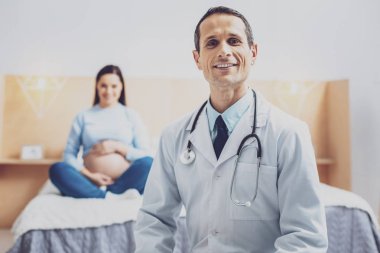 Profesyonel jinekolog doğruca kameraya bakıyor