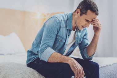 Negatif, keyifli adam derin düşünceler içinde.