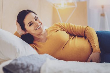 Kadın yatakta yatıyordu büyüleyici portre