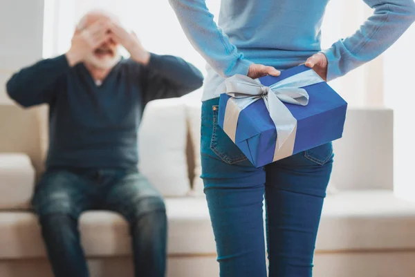 Чутлива дружина показує несподіваний сюрприз її літній чоловік — стокове фото