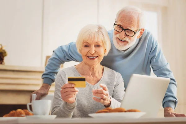 Zorgzame man komt aan zijn vrouw tijdens het lekkere ontbijt — Stockfoto