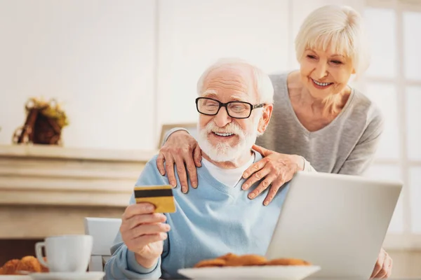 Verliefde paar van gepensioneerden hun debit card nummer controleren — Stockfoto