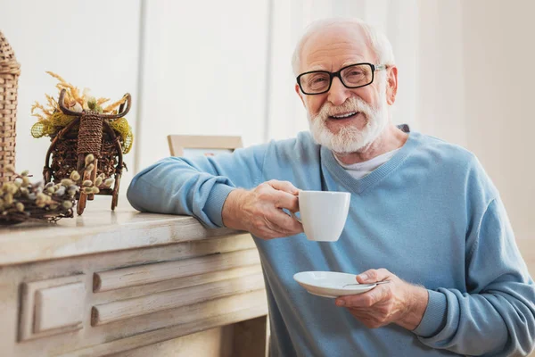 Caminetto Rispettoso Uomo Anziano Sentirsi Rilassato Mentre Beve Gustoso Piedi — Foto Stock