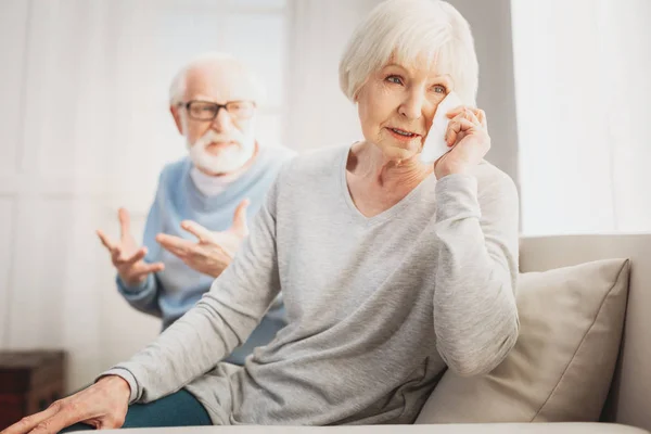 Mujer anciana llorando mientras escucha a su marido enojado — Foto de Stock