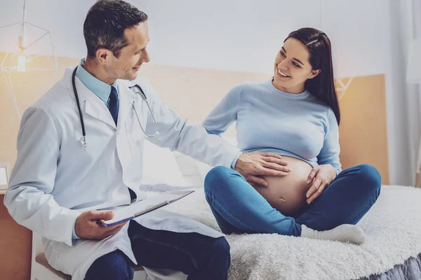 Joyeuse brune assise près de son médecin — Photo