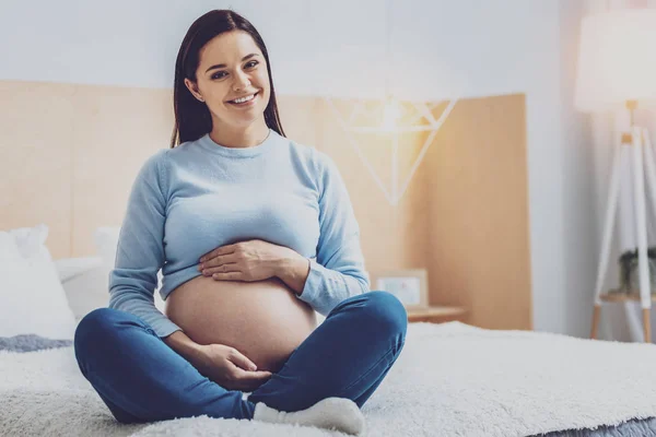 Veselá mladá žena pózuje na kameru — Stock fotografie