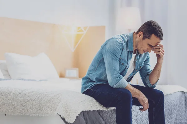 Cansado homem tocando cotovelo enquanto pensa — Fotografia de Stock