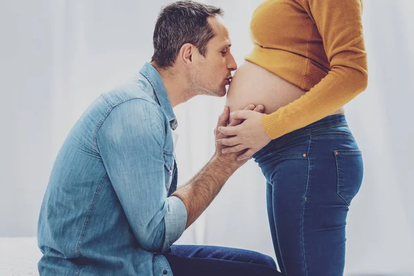 Boldog jövő apja csókolózás baba hasa — Stock Fotó