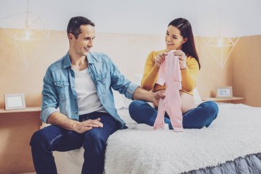 Küçük bakarak mutlu gelecek baba giydirin