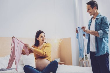 Birlikte vakit olumlu memnun genç çift