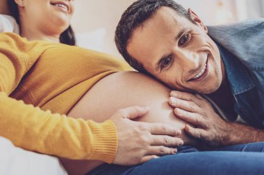 Mutlu gelecek babası eğilerek başına karın