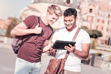 Arkadaşı ayakta çekici sarışın öğrenci