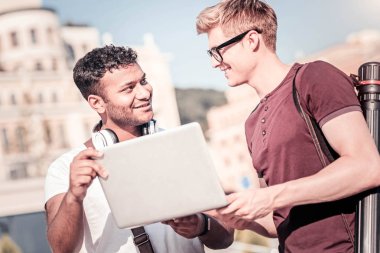 Neşeli sarışın adam yarı pozisyonda ayakta