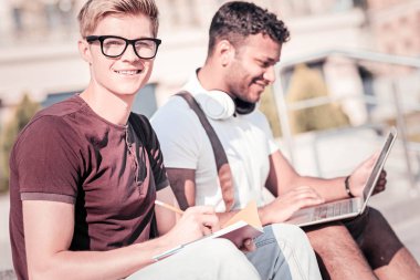 Çok mutlu sarışın adam notlar