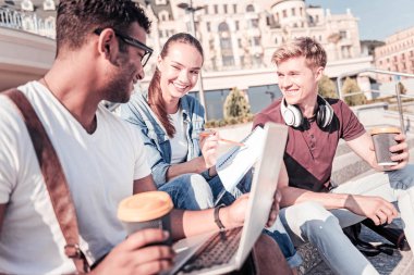 Pozitif öğrenciler yaptıkları proje tartışıyor