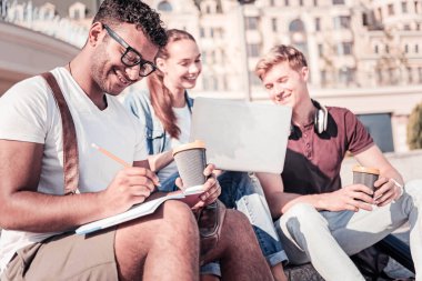 Esmer adam bildirimleri yazma memnun