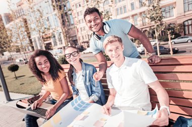 Dost grup arkadaşları yaptıkları proje hazırlama