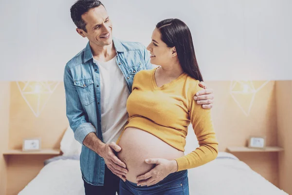 Glada blivande pappa röra baby bump — Stockfoto