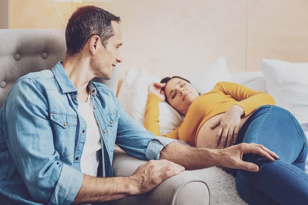 Avslappnad gravid kvinna sover på dagtid — Stockfoto