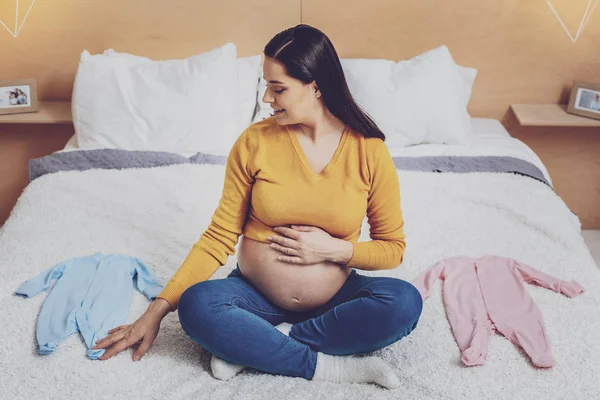 Enthousiaste grossesse choisir la couleur préférée — Photo