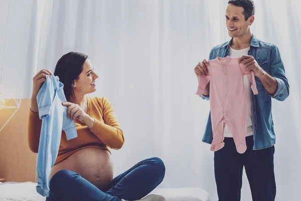 Positiv erfreute Familie bereitet sich auf Geburt vor — Stockfoto