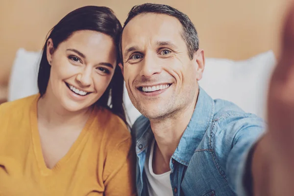 Lycklig familj tar selfie bild — Stockfoto