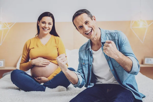 Feliz morena homem fazendo punhos — Fotografia de Stock