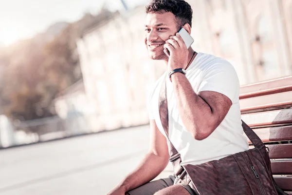 Positiv brunett telefon samtal — Stockfoto