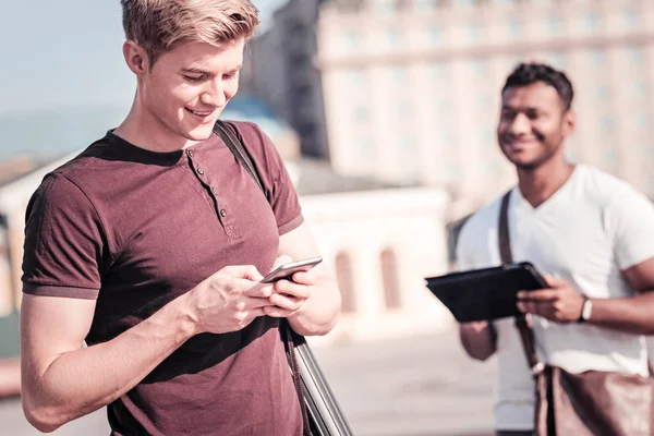 Vrolijke student typen positieve boodschap — Stockfoto