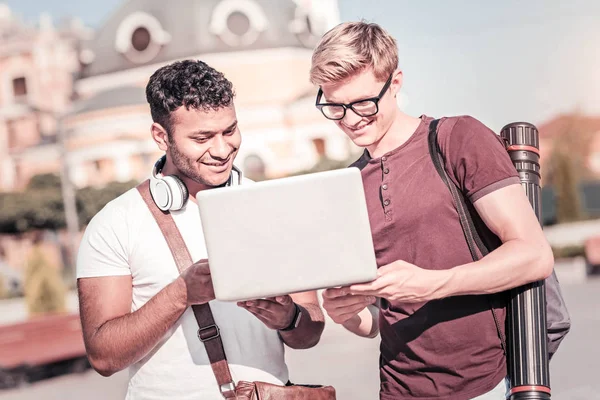 Neem Een Kijkje Vriendelijke Groep Stuurlieden Permanent Park Ingedrukt Laptop — Stockfoto