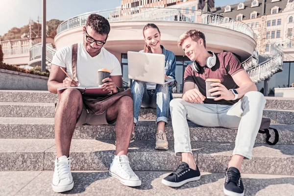 Positieve blij groep stuurlieden voorbereiding voor examen — Stockfoto