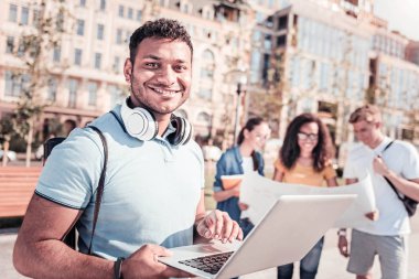 Onun laptop kullanan olumlu memnun adam