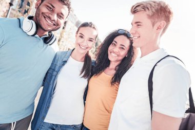 Neşeli genç insanların Duraklat