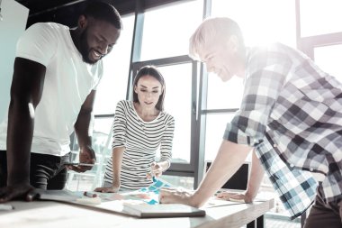 Onların planı tartışmaya memnun iş arkadaşları