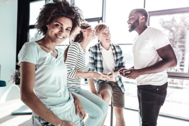 Kameraya poz memnun kadın kişi