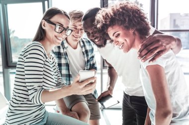 Grup birlikte vakit dostu meslektaşlarının