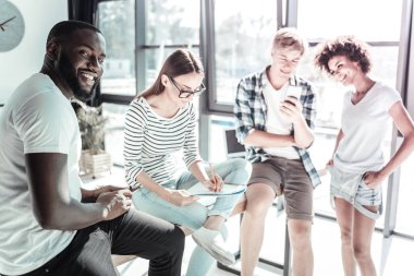 Olumlu memnun genç insanların Duraklat