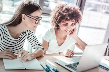 Online konferans. Kendi işyerinde oturan ve tüm kulaklarında olurken yüzlerine gülümsüyor tutmak kolay iş arkadaşları