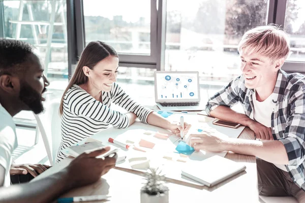 Fröhliche männliche Person freut sich — Stockfoto