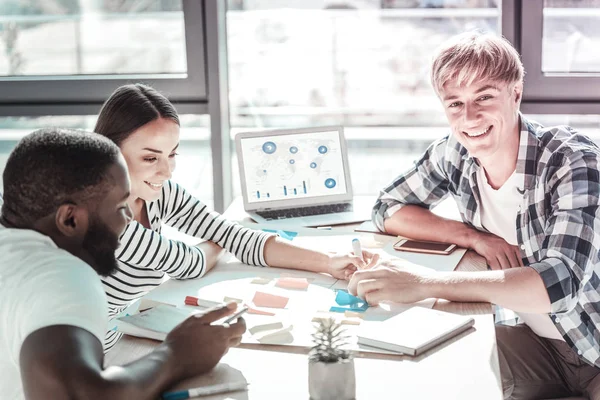 Positiv entzückter Mann blickt direkt in die Kamera — Stockfoto