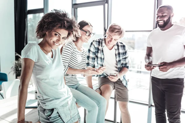 Fröhliches Mädchen blickt direkt in die Kamera — Stockfoto