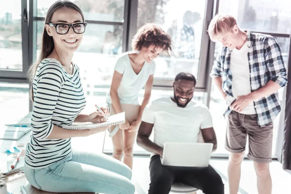 Gruppe von Kollegen, die am Projekt arbeiten — Stockfoto