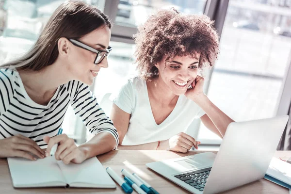 Conferencia Línea Amistosos Colegas Sentados Lugar Trabajo Manteniendo Sonrisas Las — Foto de Stock