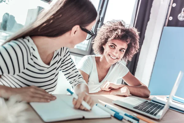 Vriendelijke meisjes bespreken hun vrienden — Stockfoto